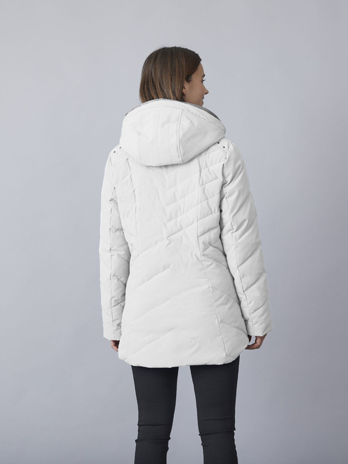Model iført Kirsten kort overgangsjakke til kvinder i winter white med hætte, quiltet design og komfortabel pasform.