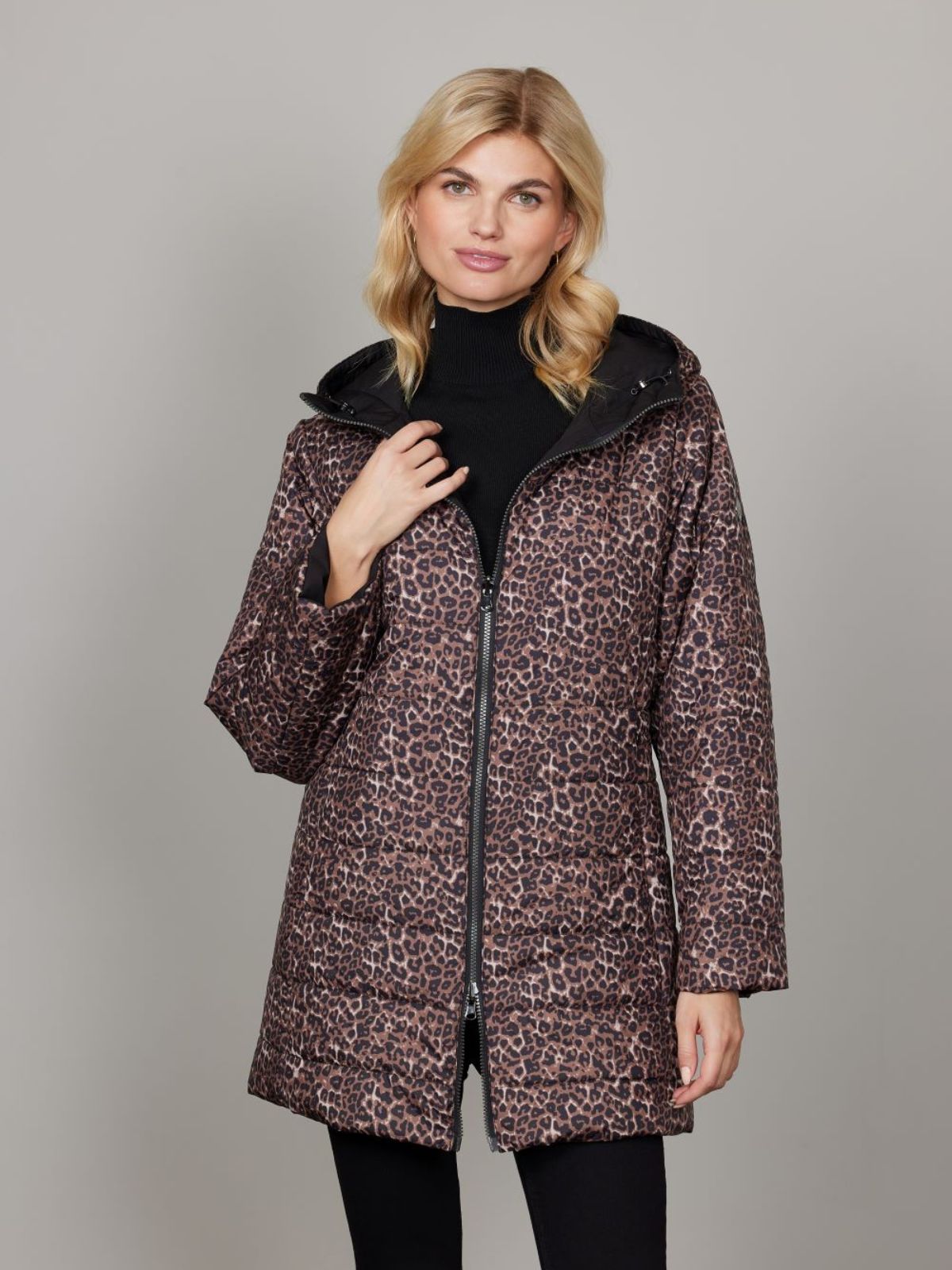 Model iført Makenzie overgangsjakke med leopard mønster i vendbart design med hætte og comfort fit.