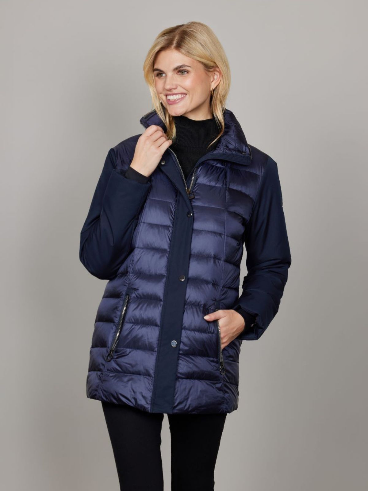 Model iført navy Monalisa quiltet overgangsjakke til damer med let fyld, lynlåslukning og feminine detaljer.