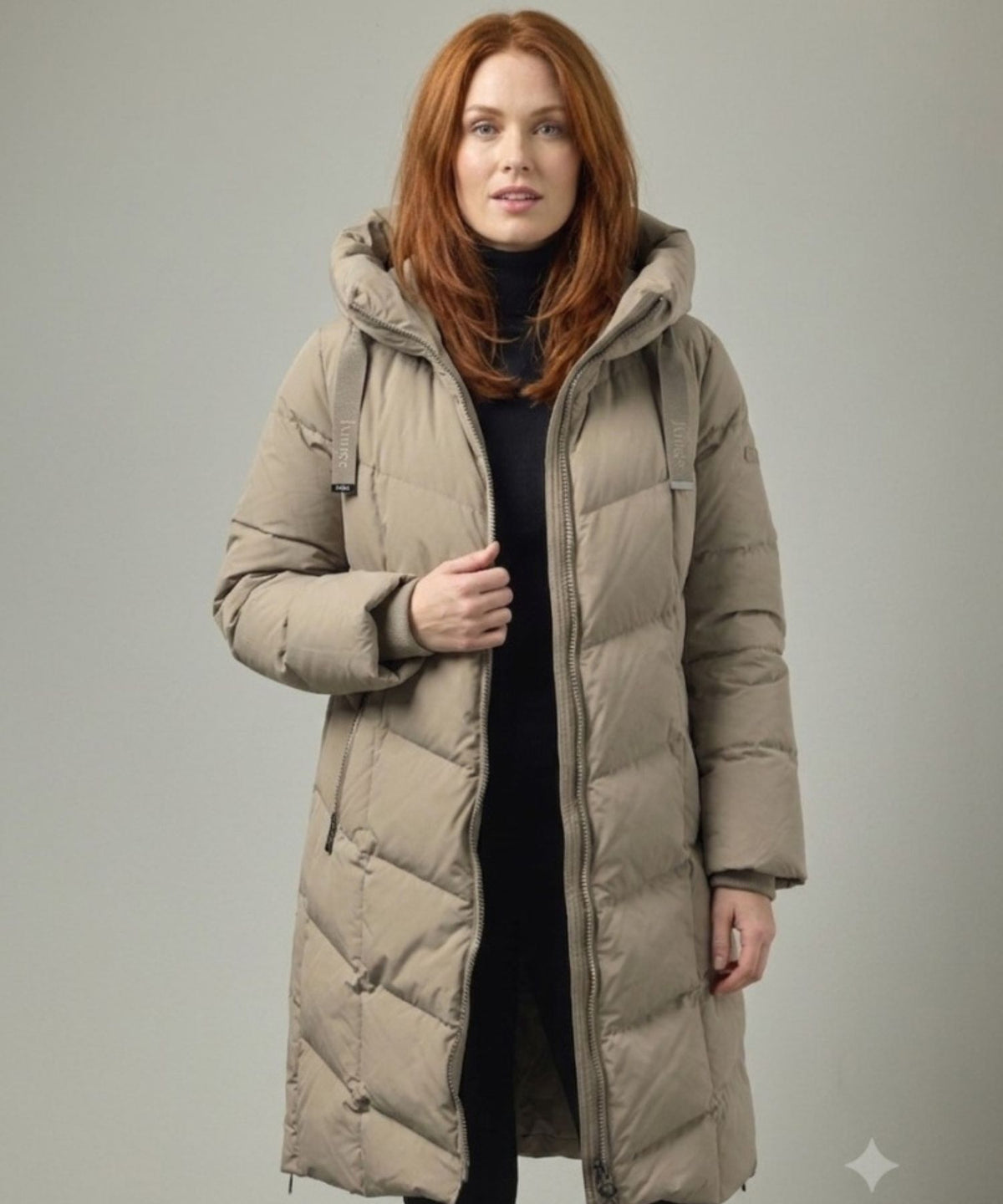 Junge Padma lang dunjakke i cream med hætte og diagonal quiltning, vist på model.