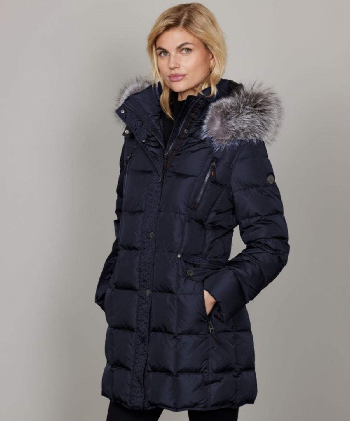 Junge Mary lang dunjakke i navy med quiltet design og pelskant på hætten.